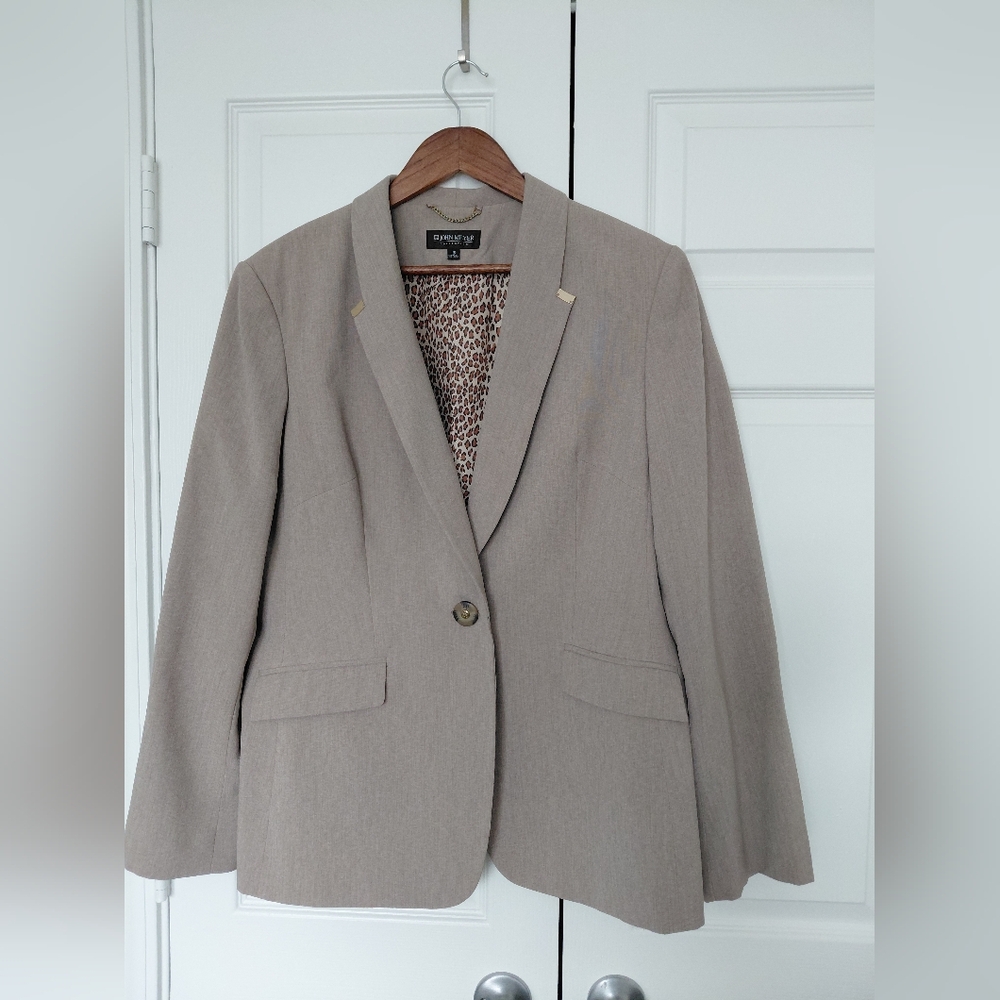 John Meyer Collections Blazer WOMEN Size 16 ( L-XL). New Without Tags.